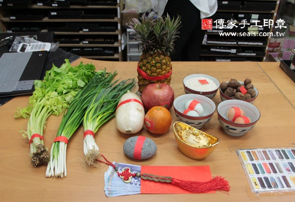 張寶寶(新北永和區嬰兒寶寶滿月剃頭理髮、免費嬰兒剃胎毛儀式吉祥話)。中國風會場，爸媽寶貝免費穿「日中韓」古裝禮服。專業拍照、DVD光碟、證書。★購買「臍帶章、肚臍章、胎毛筆刷印章」贈送：剃頭、收涎、抓周，三選一。 2015.10.31 照片1
